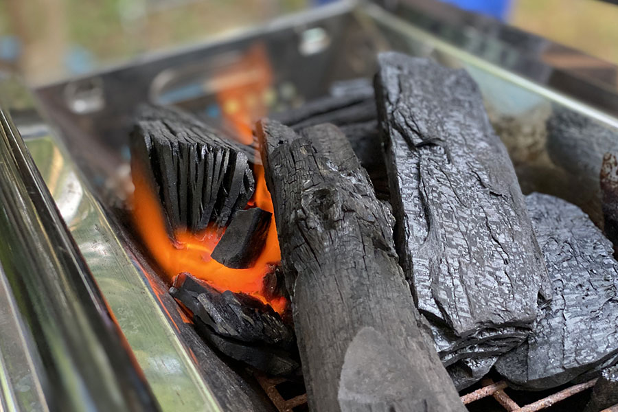 慣れない炭での火おこし